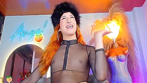 Hot redhead with a sexy body loves to play with her body