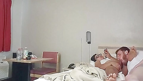 A very kinky brunette girl deep throats on a dick on the kitchen餐桌