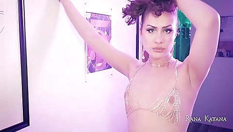 Brunette milf with a big ass enjoys her own ass in a hot vid